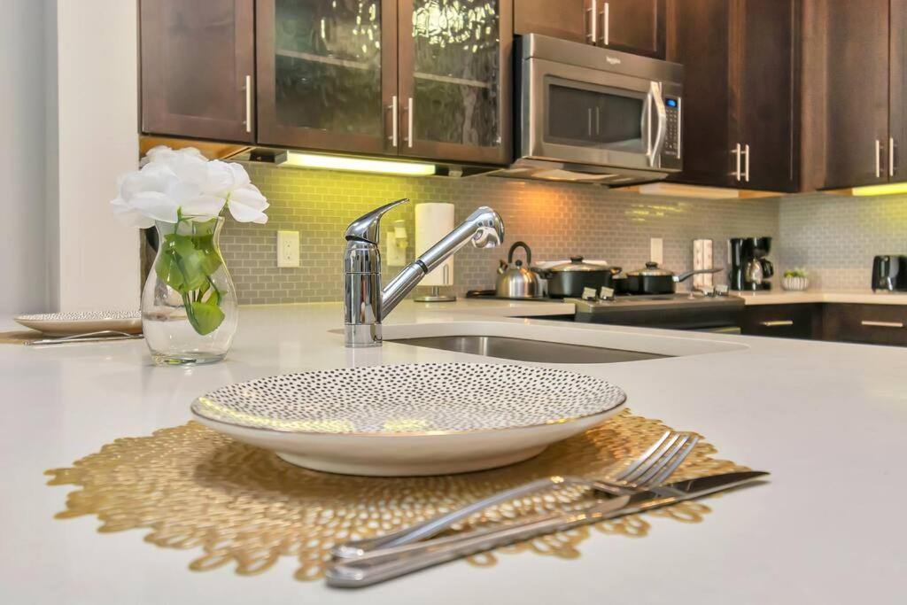 Penthouse Cool-Oasis-In-Houston-Rental Car Available-View-Great-Sleep Экстерьер фото