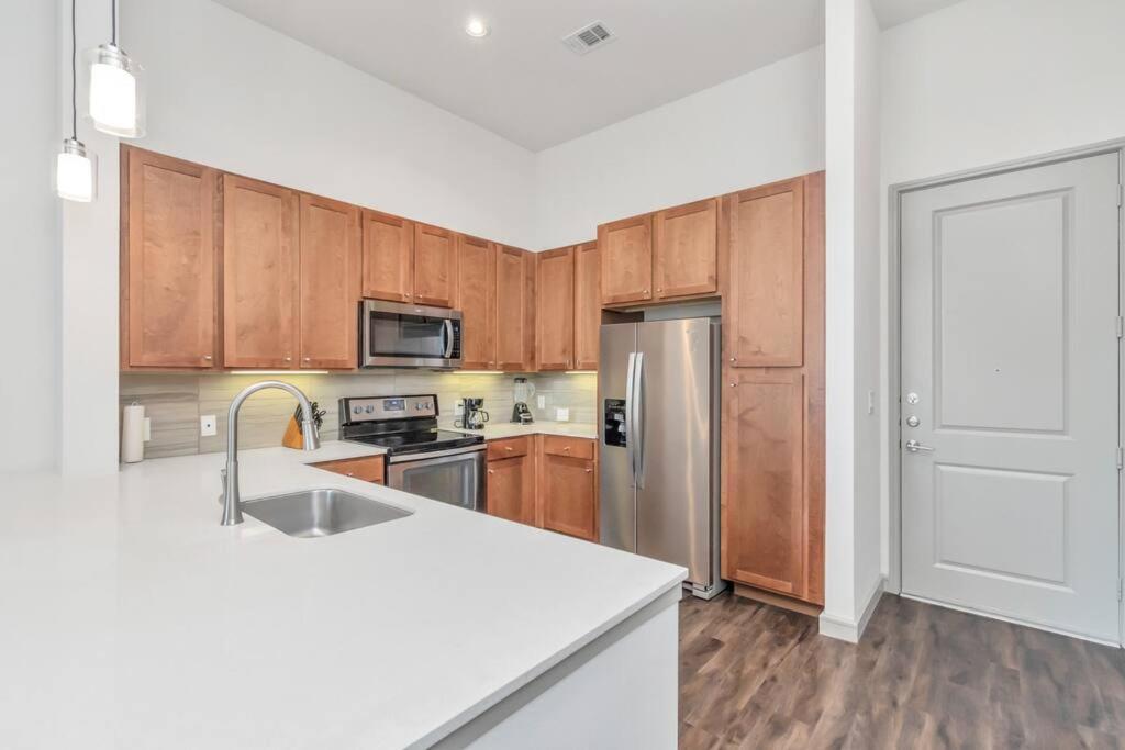 Penthouse Cool-Oasis-In-Houston-Rental Car Available-View-Great-Sleep Экстерьер фото