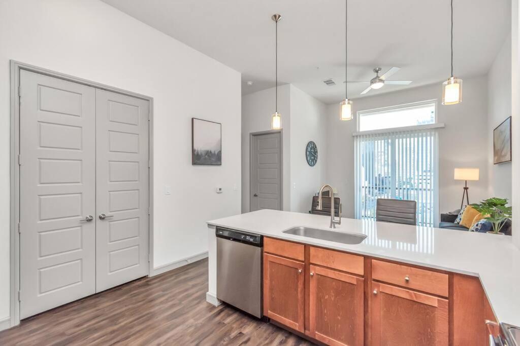 Penthouse Cool-Oasis-In-Houston-Rental Car Available-View-Great-Sleep Экстерьер фото